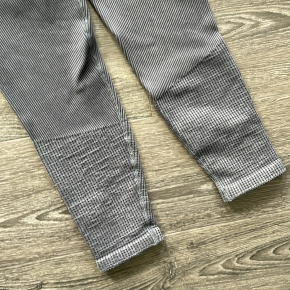 SzM Offline by aerie Charcoal Grey Ribbed HR Leggings in VVGUC - Picture 4 of 6